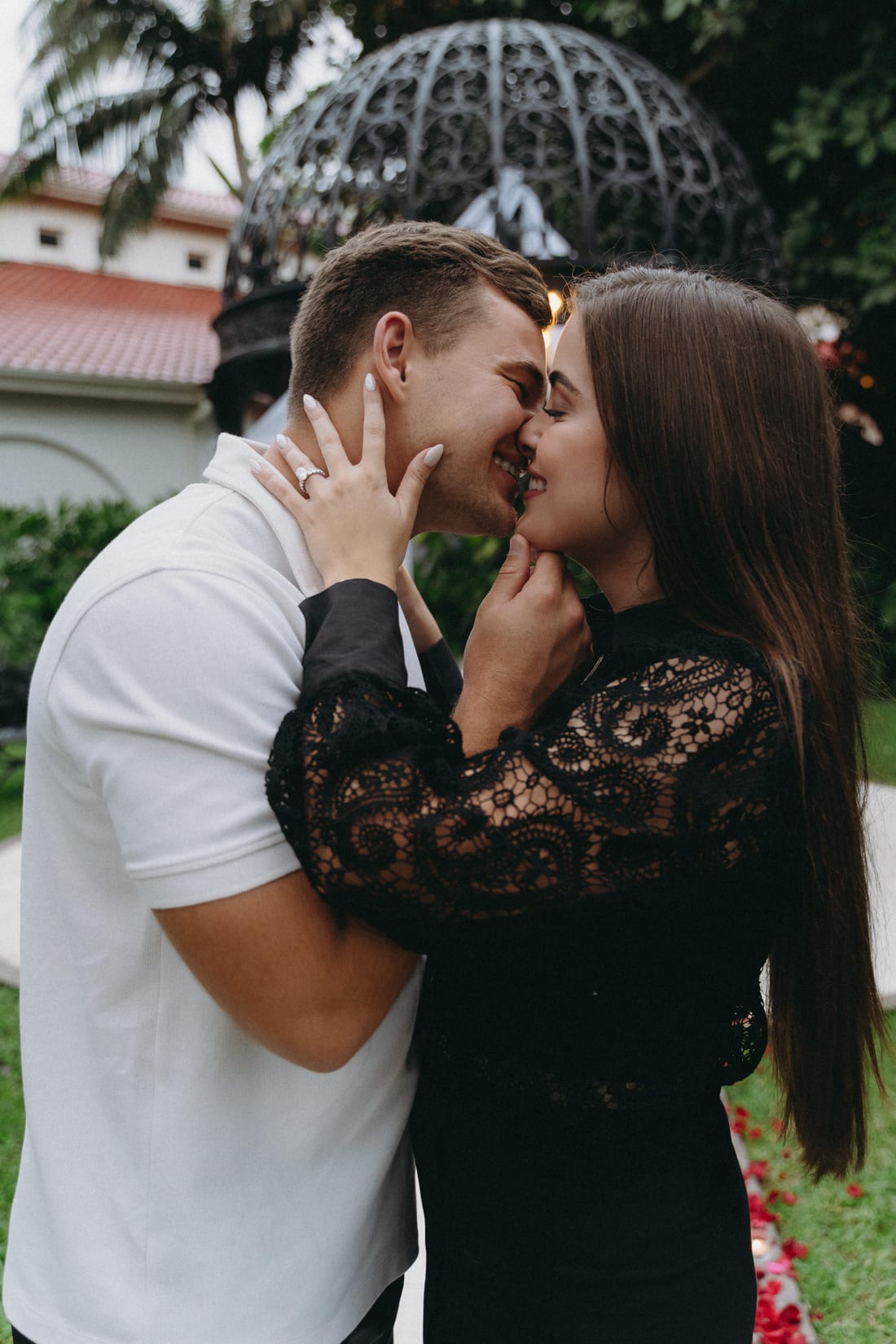 Savannah and Justin sharing a kiss